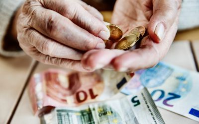 Reichen weniger als 1.000 Euro Rente pro Monat für eine Rentnerin in 2023? (Foto: AdobeStock - bilderstoeckchen 235662149)