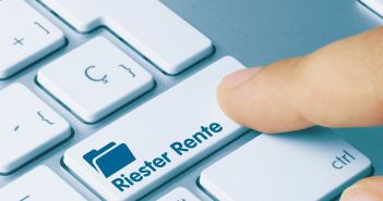 Musterbrief gegen Kürzung für Riester-Kunden verfügbar Gericht erklärt Rentenkürzung bei Riester-Verträgen für (Foto: AdobeStock - momius 168735511)